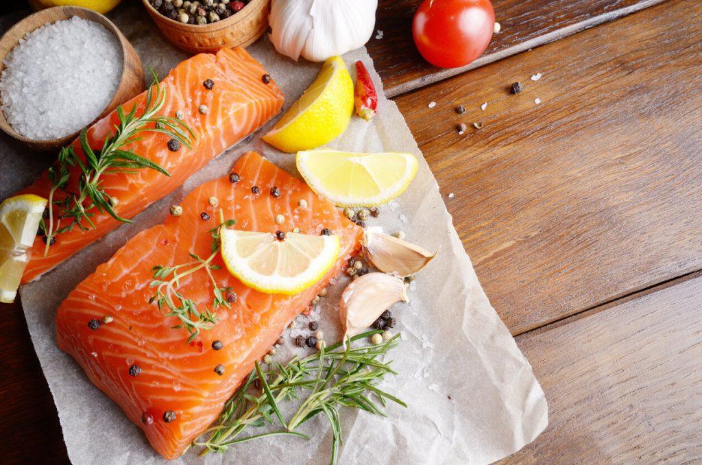 تمیز کردن و آماده‌سازی غذاهای دریایی در خانه